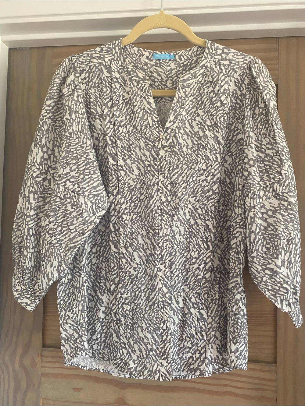 J. McLaughlin White and Gray Abstract Print Button-Front Blouse